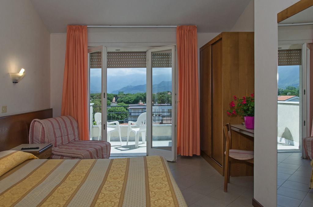 Hotel Montecarlo Camaiore Bagian luar foto